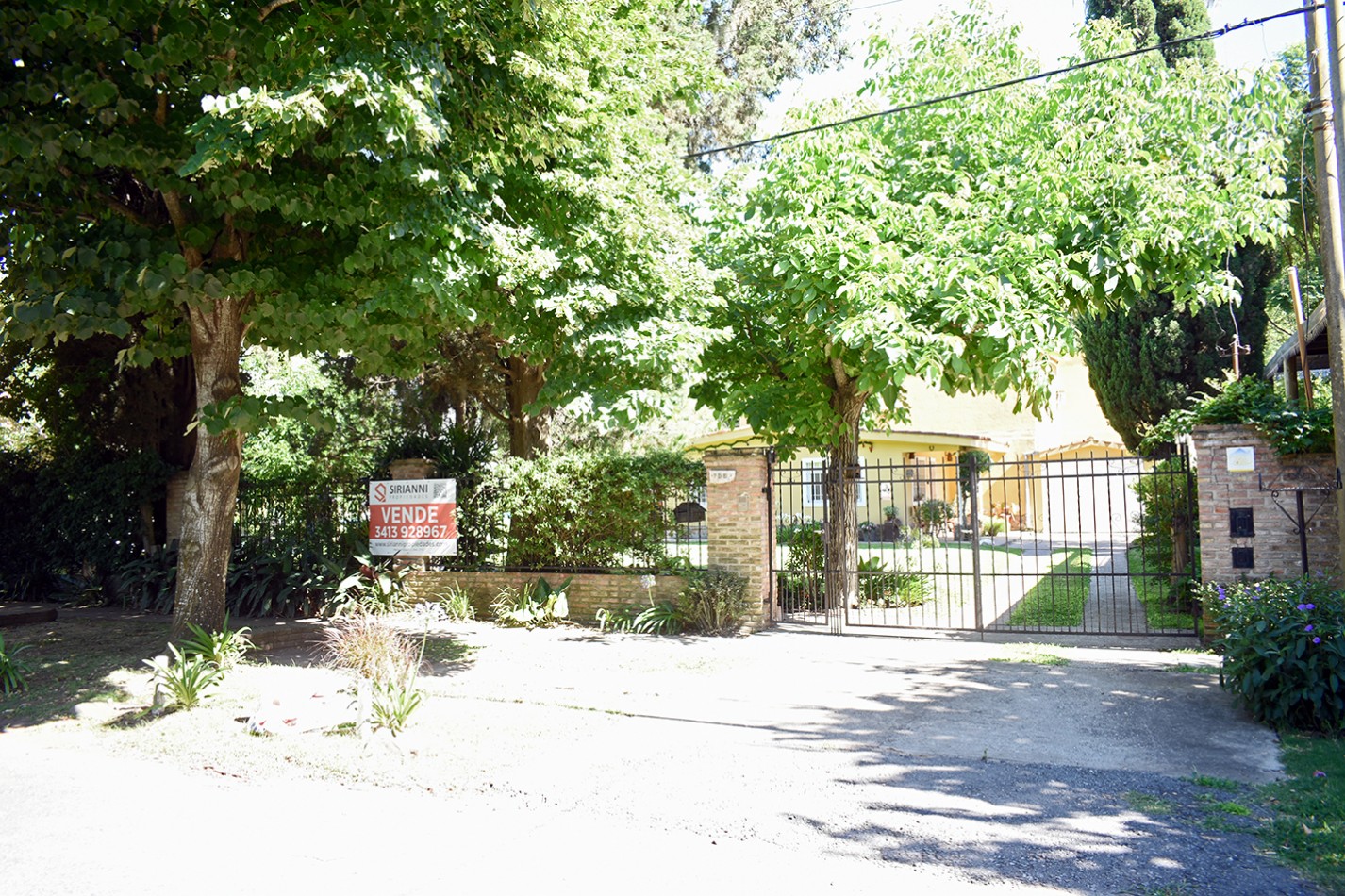 chalet pintorezco con excelente jardin zona Rio Baigorria 