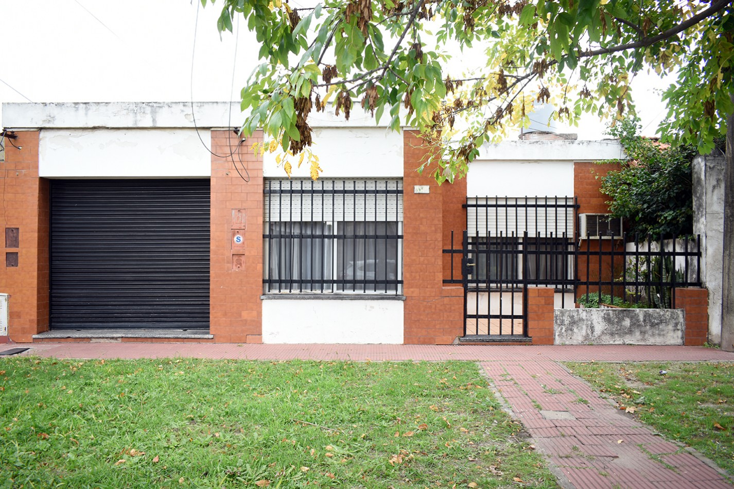 Casa 2 dormitorios garage patio Fisherton