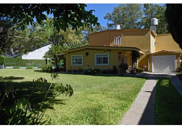 chalet pintorezco con excelente jardin zona Rio Baigorria 